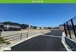 前面道路含む現地写真（入口付近から北を望む風景）